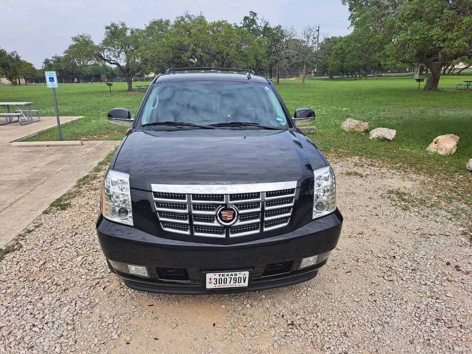 2009 Cadillac Escalade & EXT 3rd Gen - Image 2 of 31