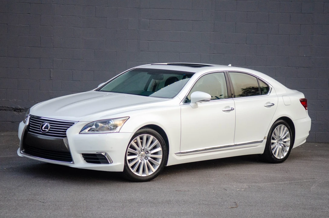 2013 Lexus LS 4th Gen - Image 24 of 31
