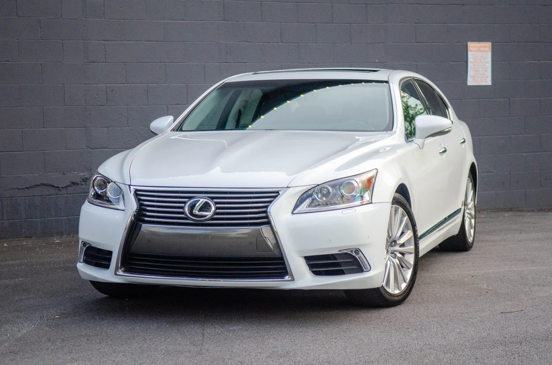 2013 Lexus LS 4th Gen - Image 25 of 31