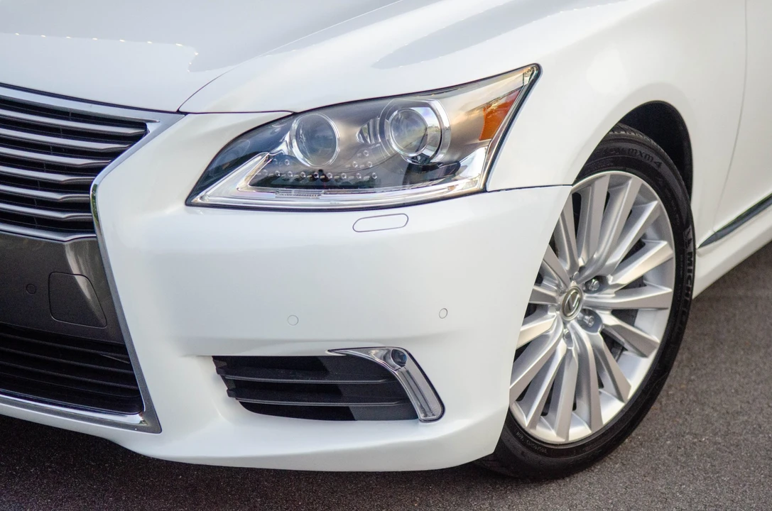 2013 Lexus LS 4th Gen - Image 26 of 31