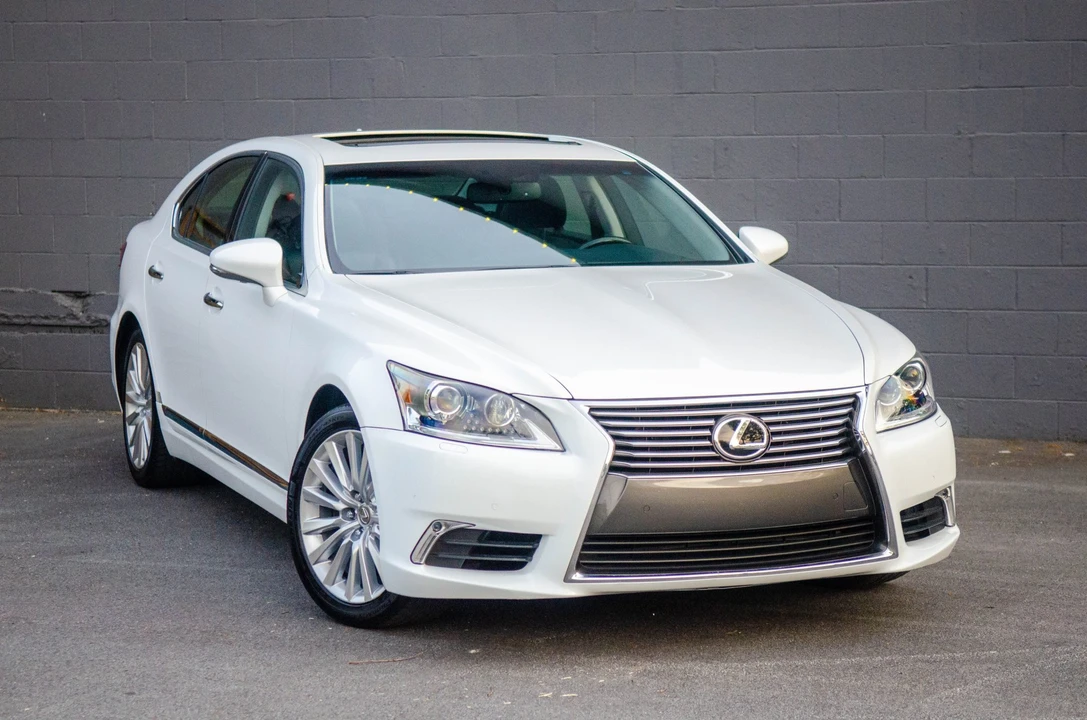 2013 Lexus LS 4th Gen - Image 5 of 31