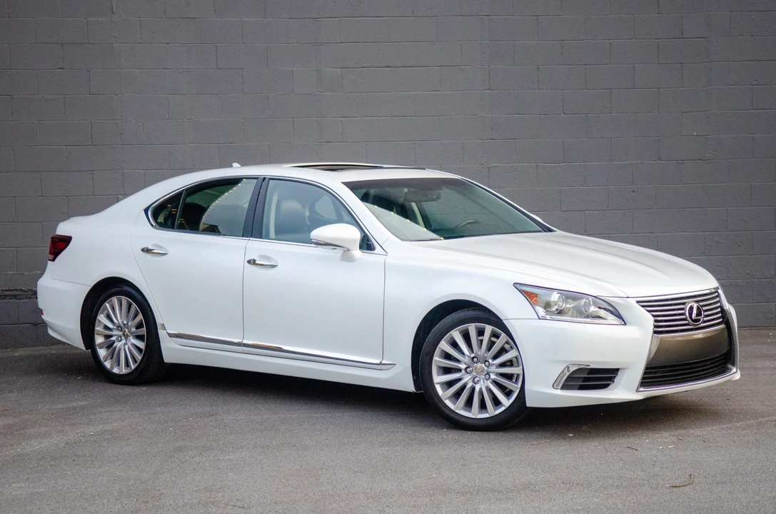 2013 Lexus LS 4th Gen - Image 9 of 31