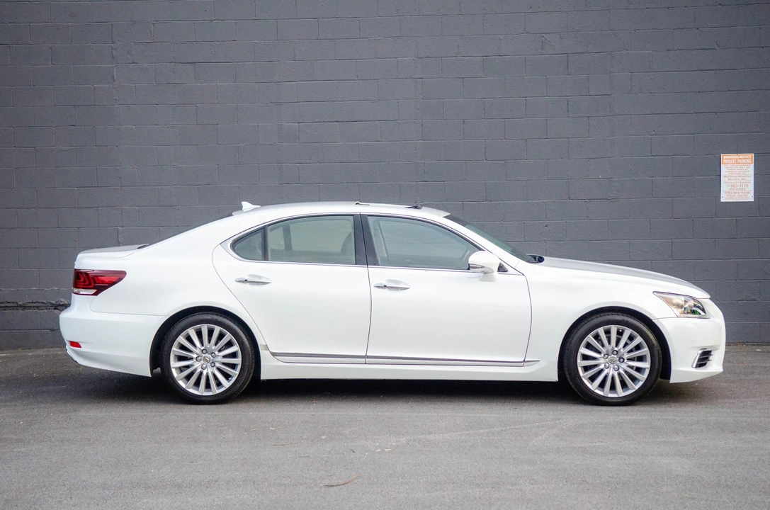 2013 Lexus LS 4th Gen - Image 11 of 31