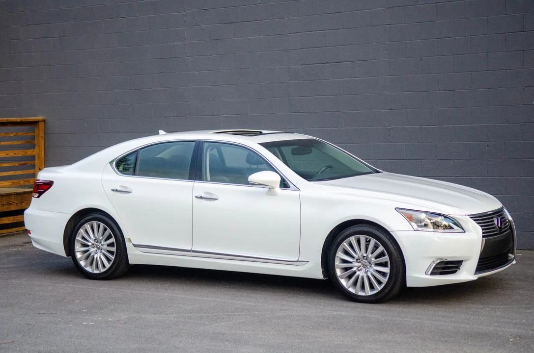 2013 Lexus LS 4th Gen - Image 10 of 31