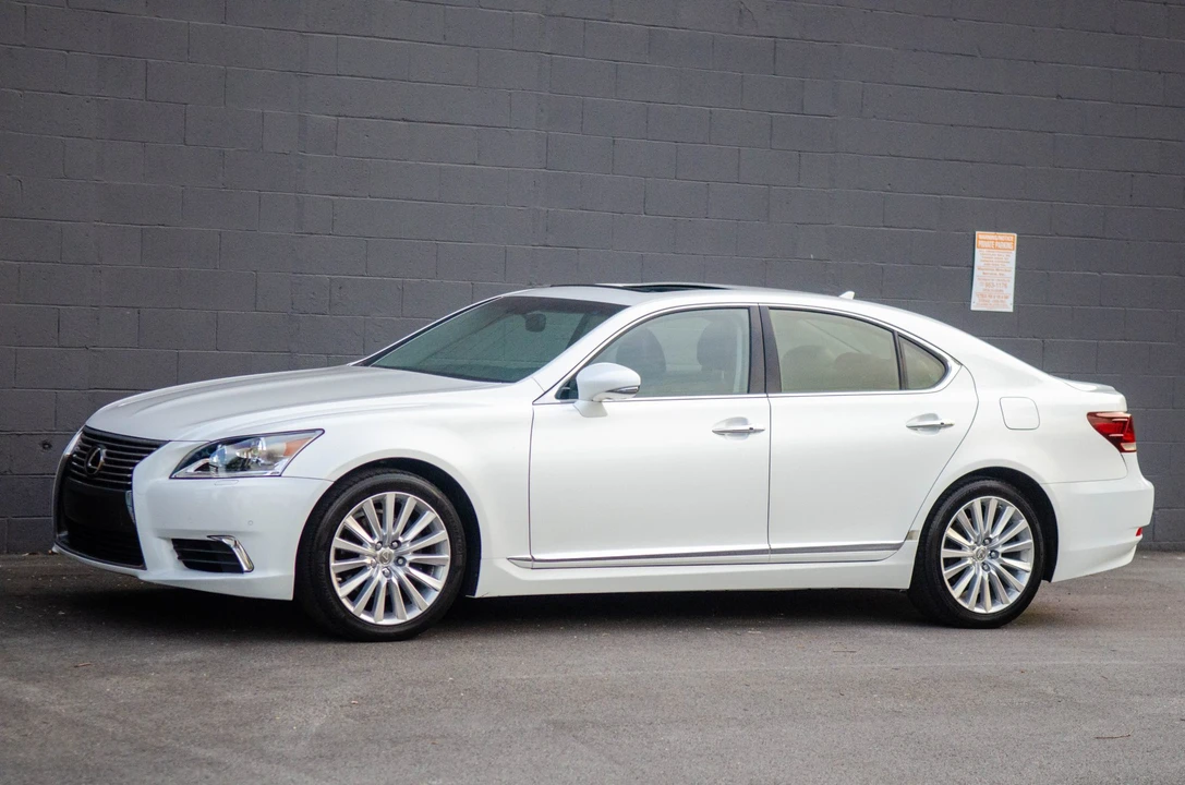 2013 Lexus LS 4th Gen - Image 23 of 31