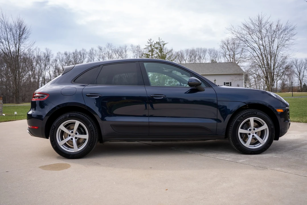 2017 Porsche Macan - Image 26 of 31