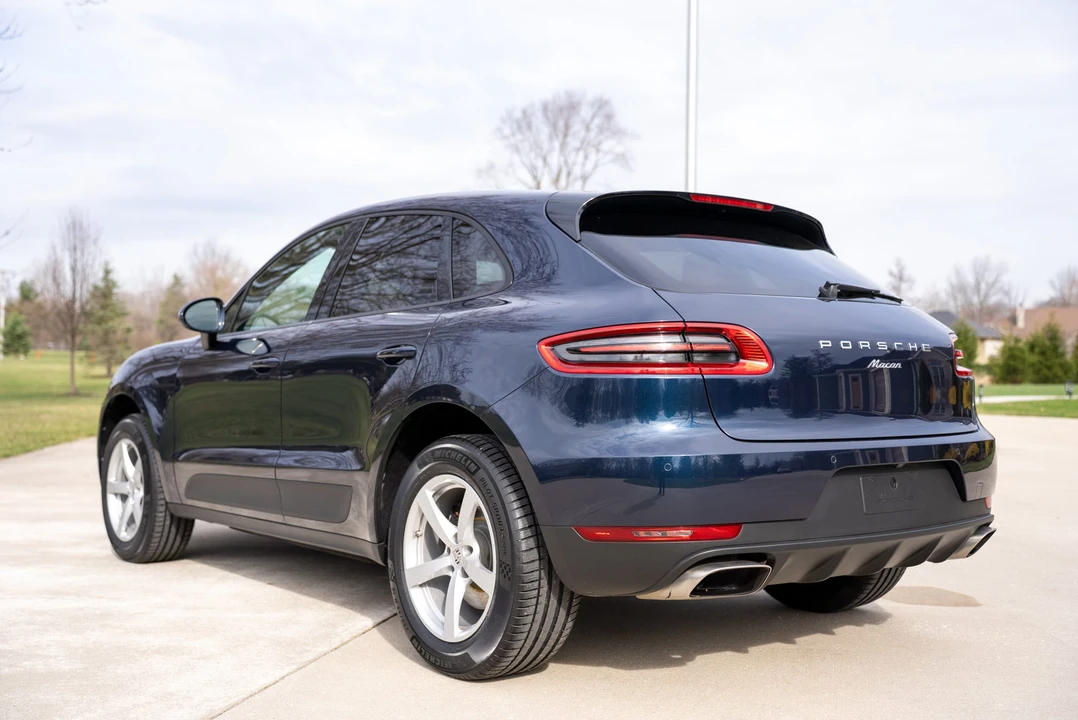 2017 Porsche Macan - Image 10 of 31