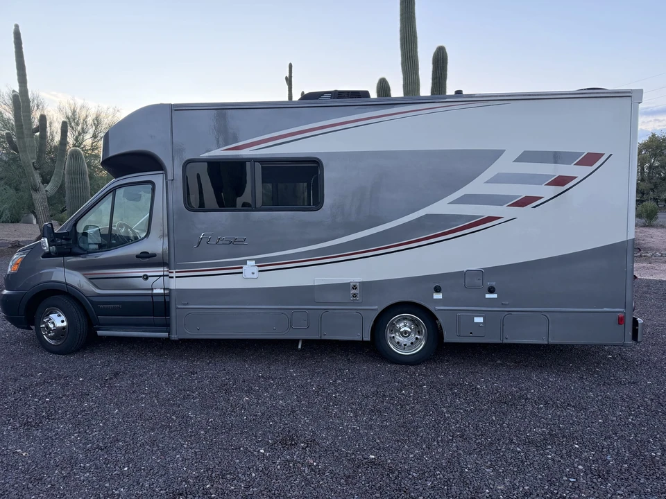 2017 Winnebago - Image 2 of 31