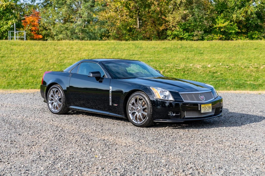 2009 Cadillac XLR-V - Image 2 of 31