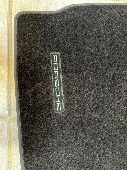 2006 Parts & Memorabilia Seats & Interior - Image 2 of 3