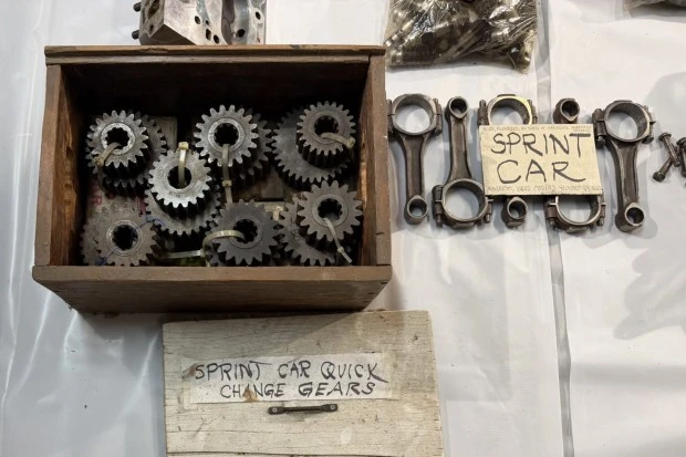 Parts & Memorabilia Engines - Image 5 of 5