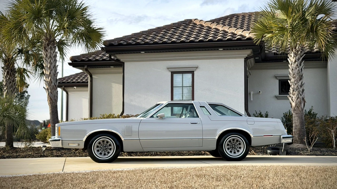 1977 Ford Thunderbird 7th Gen - Image 26 of 31