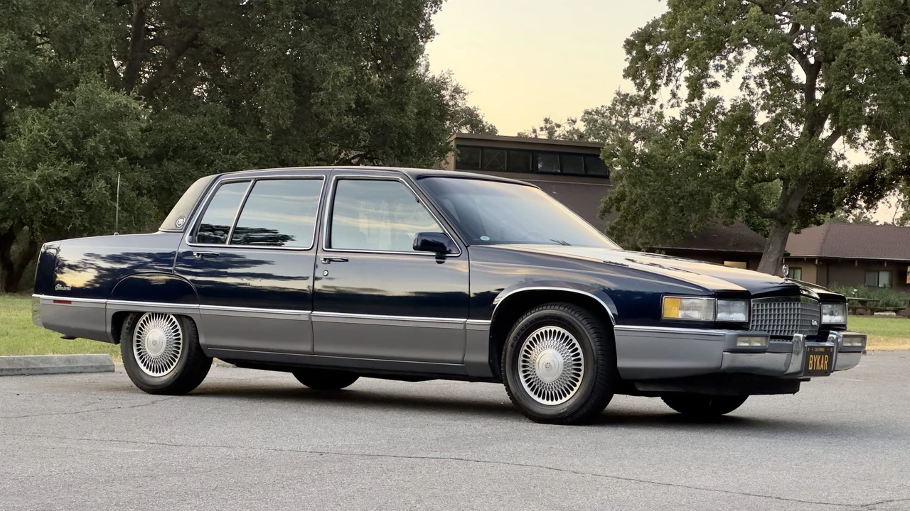 1990 Cadillac Fleetwood - Image 9 of 31