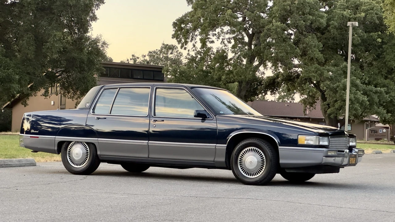 1990 Cadillac Fleetwood - Image 10 of 31