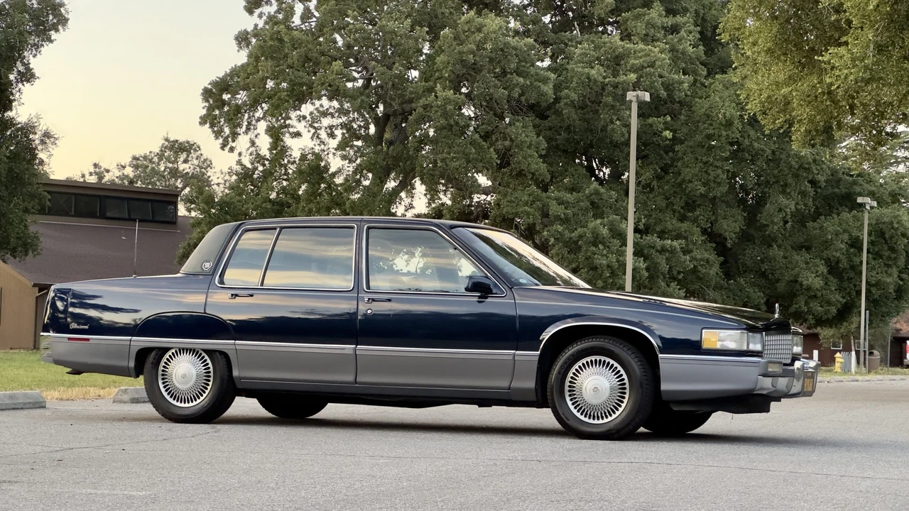 1990 Cadillac Fleetwood - Image 11 of 31