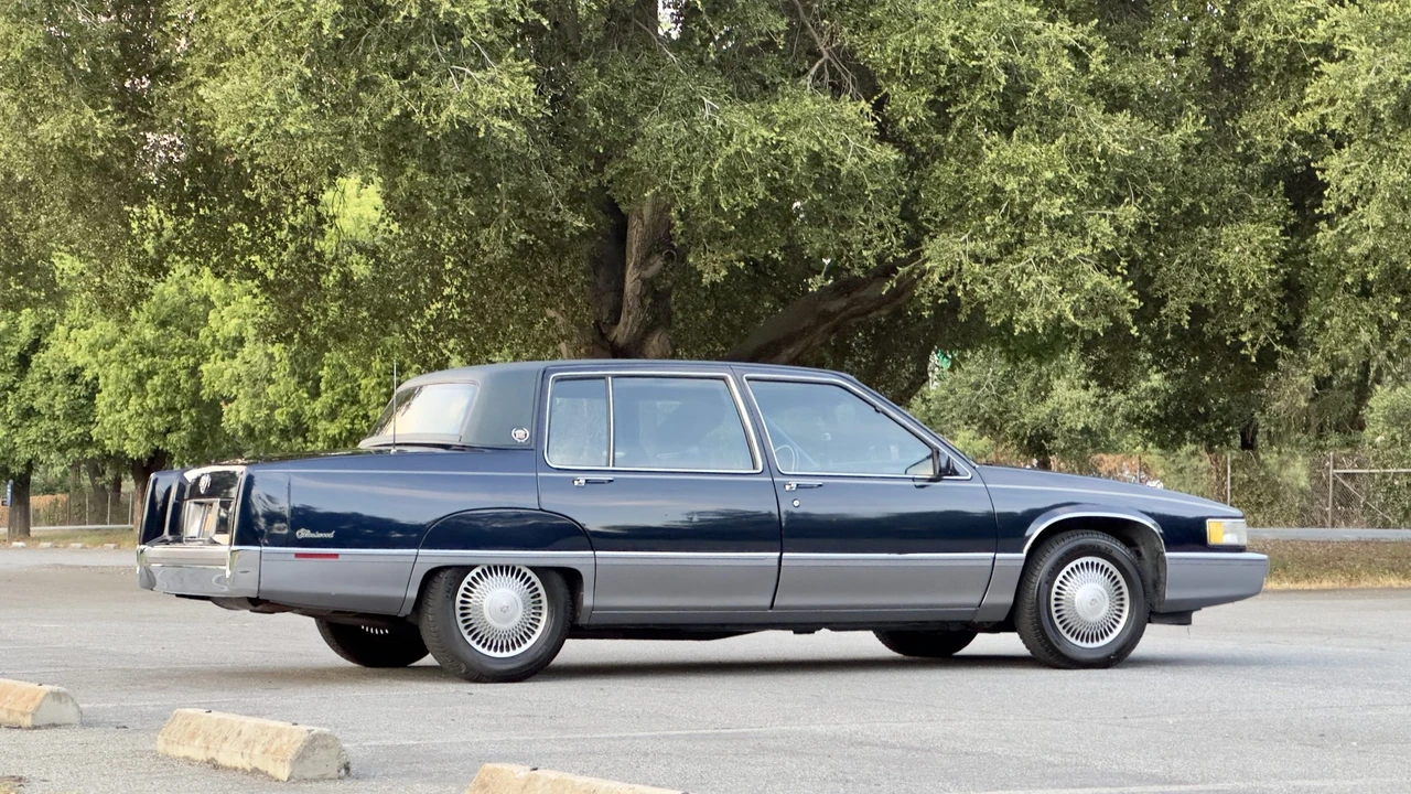 1990 Cadillac Fleetwood - Image 13 of 31