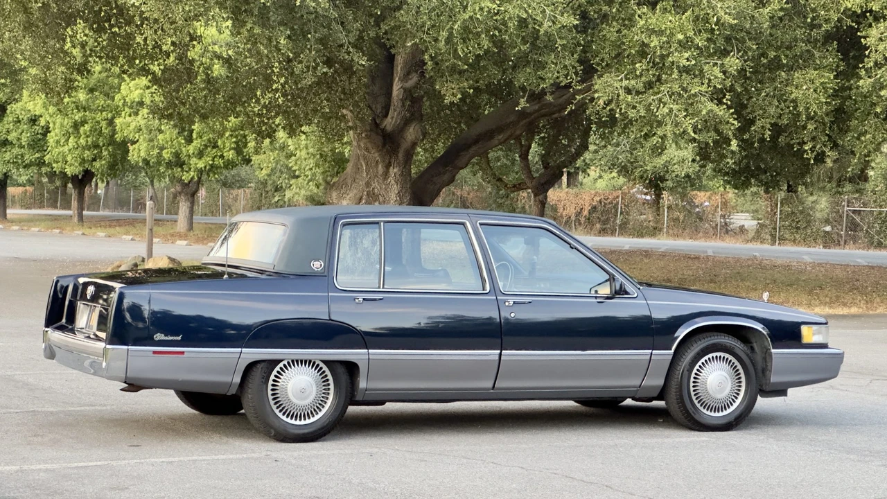 1990 Cadillac Fleetwood - Image 14 of 31