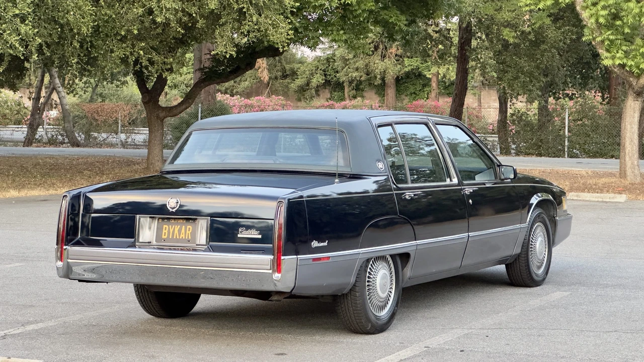1990 Cadillac Fleetwood - Image 16 of 31