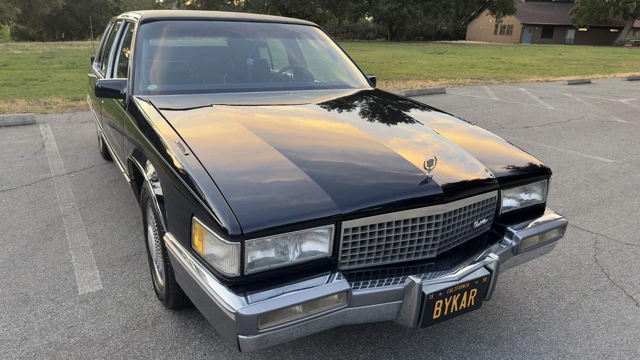 1990 Cadillac Fleetwood - Image 2 of 31