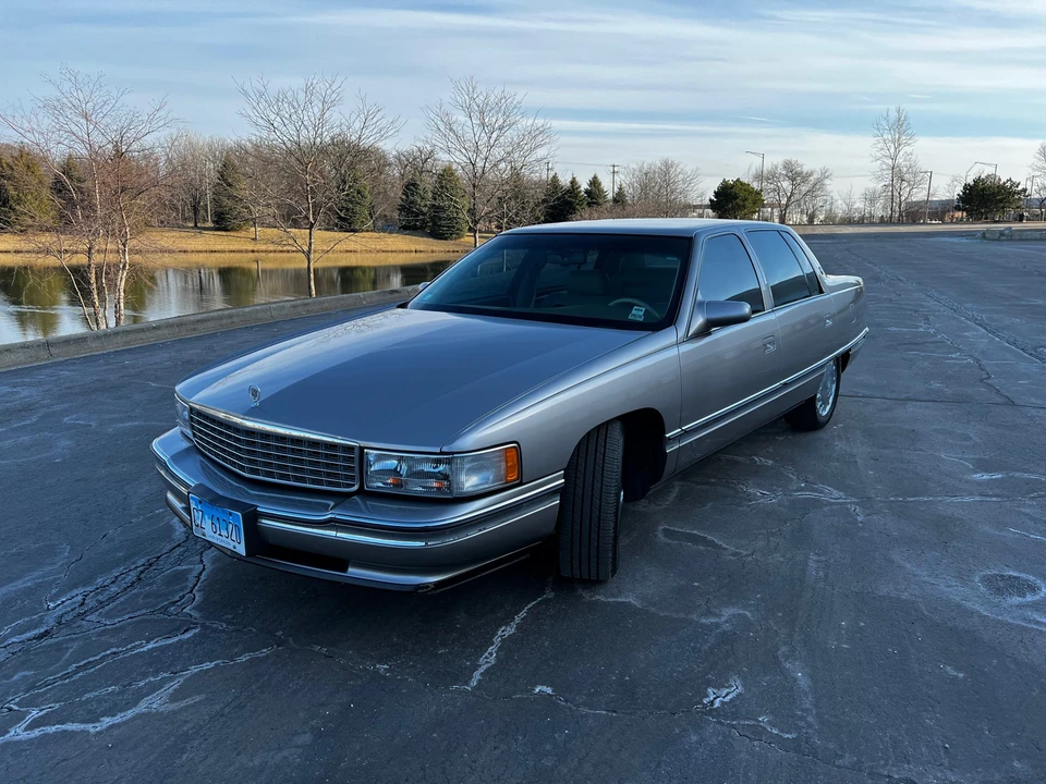 1996 Cadillac DeVille 7th Gen - Image 2 of 31