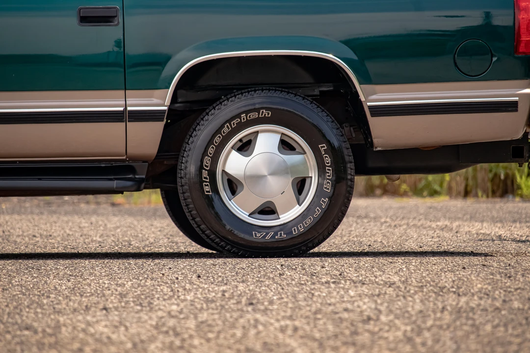 1996 GMC Suburban 8th Gen - Image 22 of 31