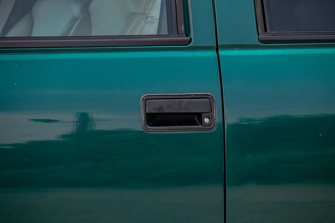 1996 GMC Suburban 8th Gen - Image 28 of 31