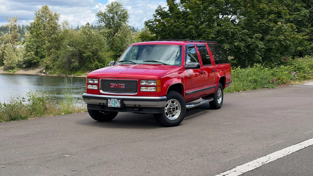 1997 GMC Suburban 8th Gen - Image 2 of 31