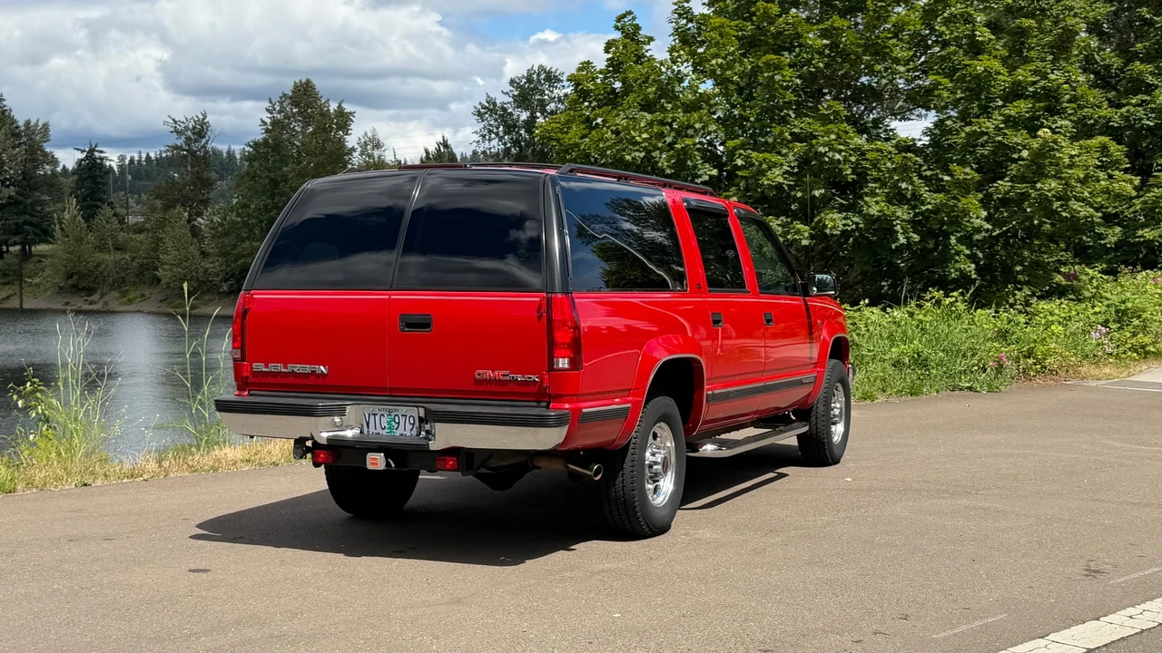 1997 GMC Suburban 8th Gen - Image 18 of 31