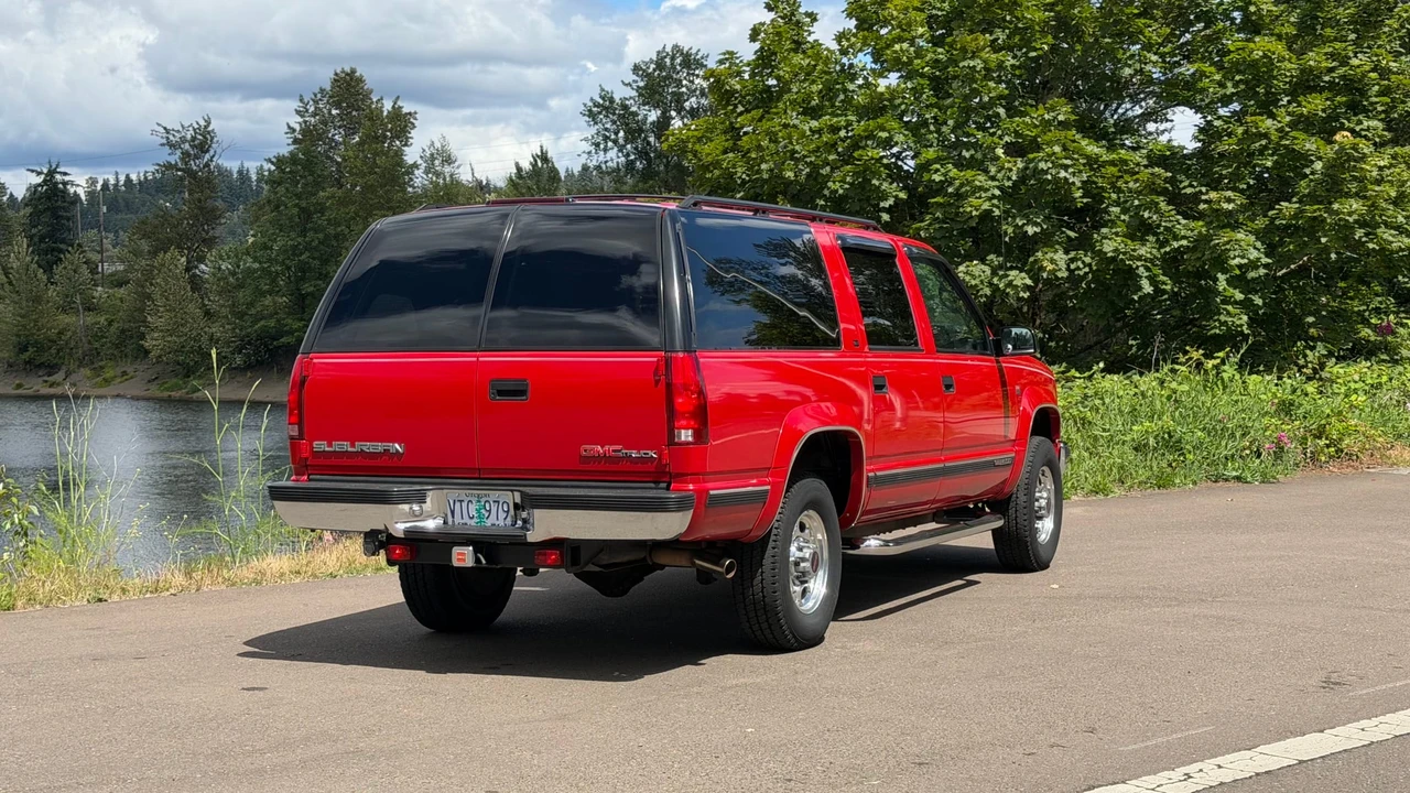 1997 GMC Suburban 8th Gen - Image 16 of 31