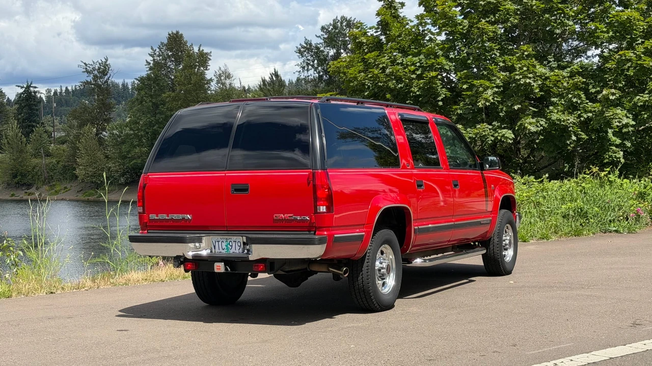 1997 GMC Suburban 8th Gen - Image 17 of 31