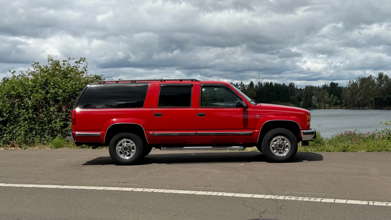 1997 GMC Suburban 8th Gen - Image 14 of 31