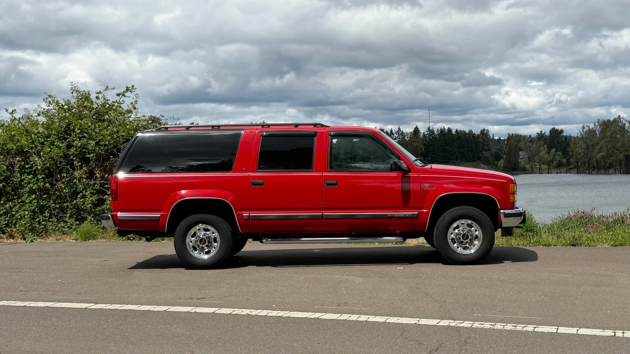1997 GMC Suburban 8th Gen - Image 13 of 31