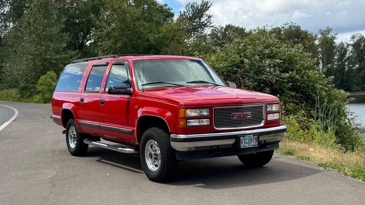 1997 GMC Suburban 8th Gen - Image 7 of 31