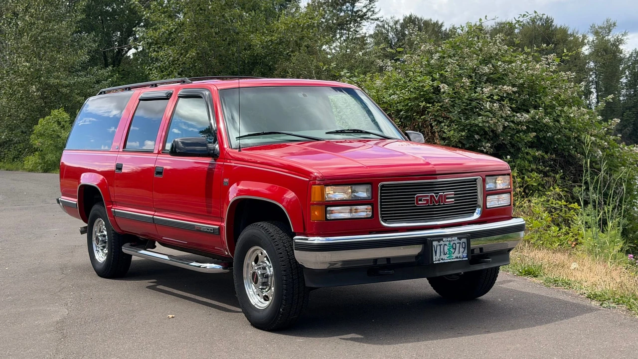 1997 GMC Suburban 8th Gen - Image 9 of 31