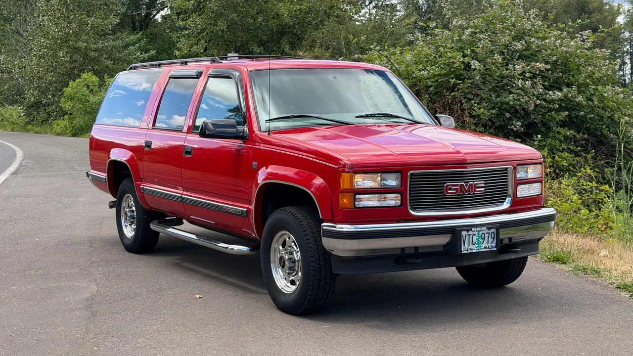 1997 GMC Suburban 8th Gen - Image 12 of 31