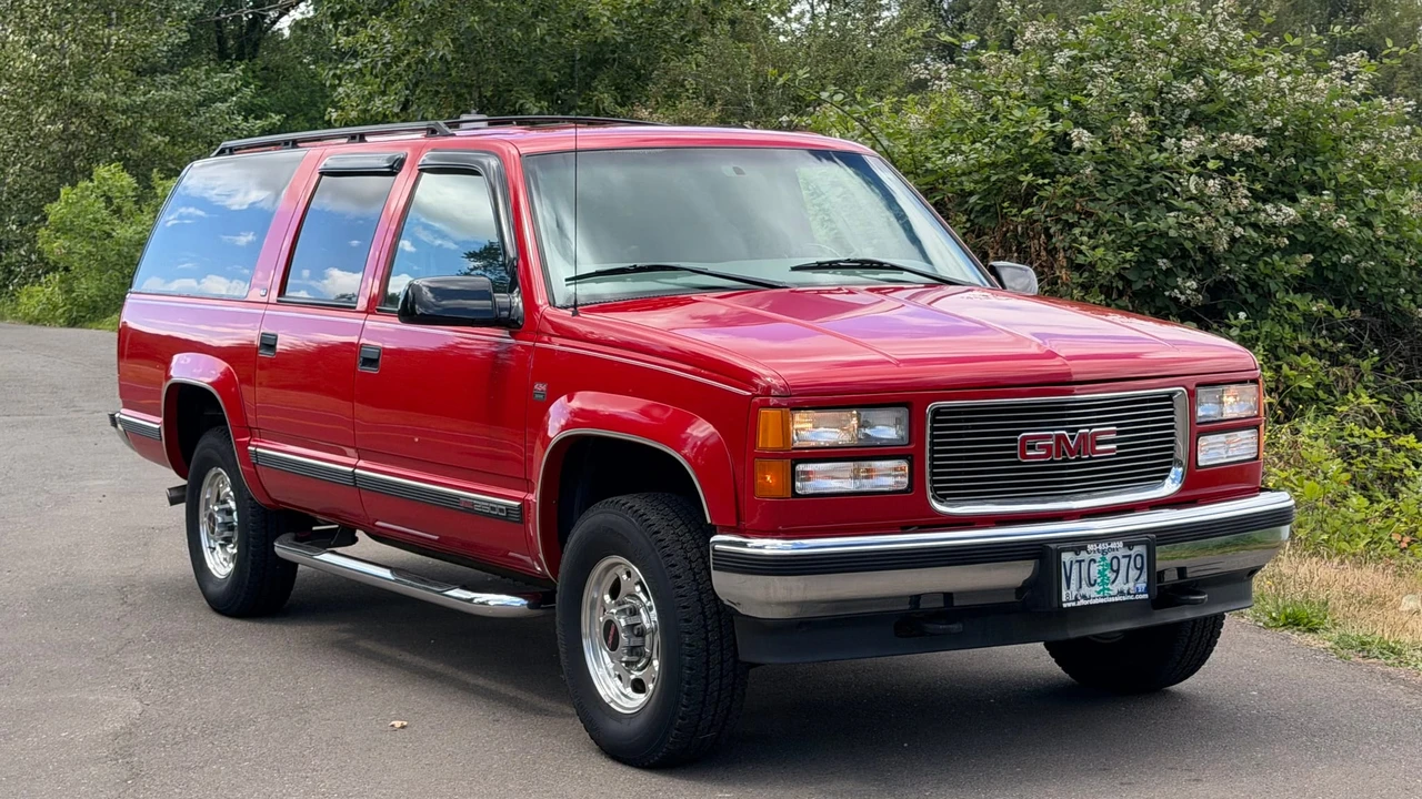 1997 GMC Suburban 8th Gen - Image 10 of 31