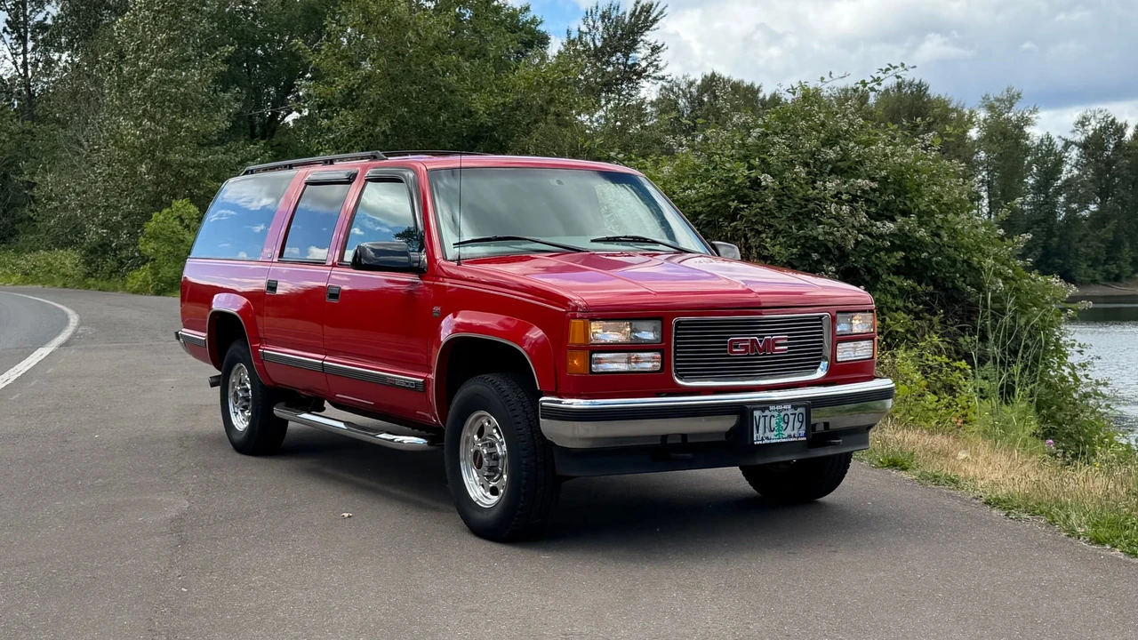 1997 GMC Suburban 8th Gen - Image 8 of 31