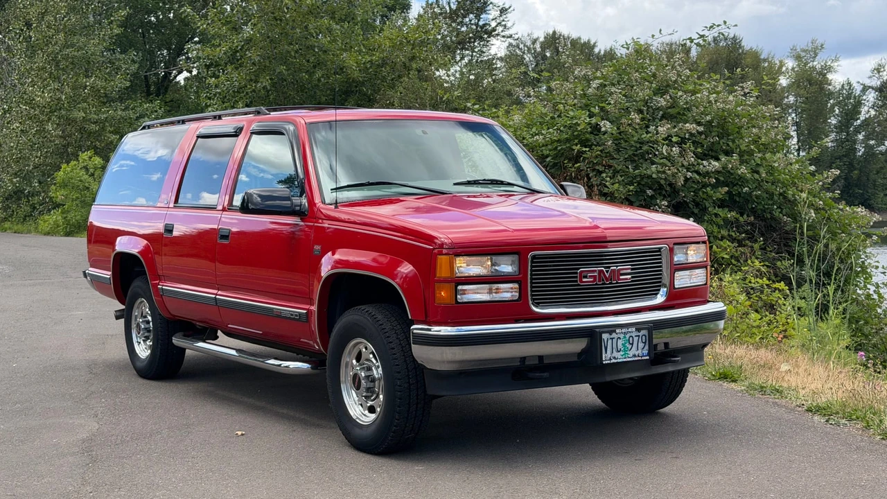 1997 GMC Suburban 8th Gen - Image 11 of 31