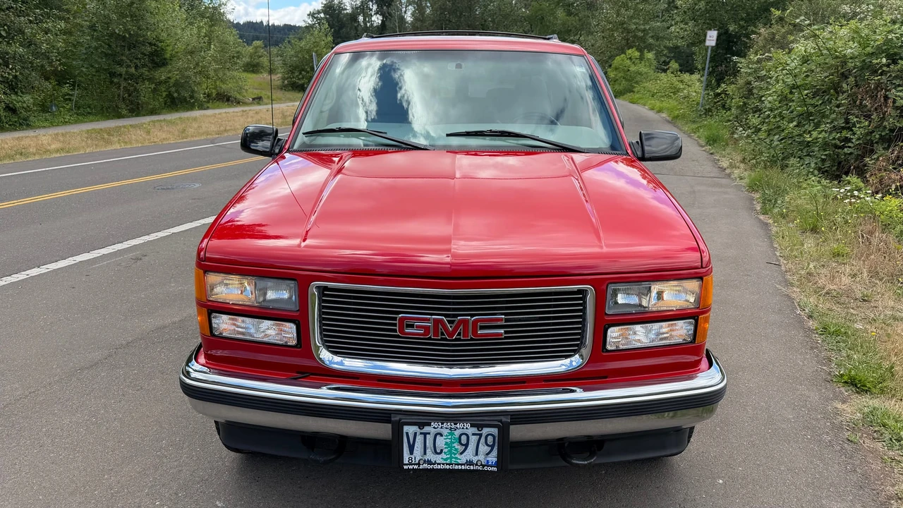 1997 GMC Suburban 8th Gen - Image 4 of 31