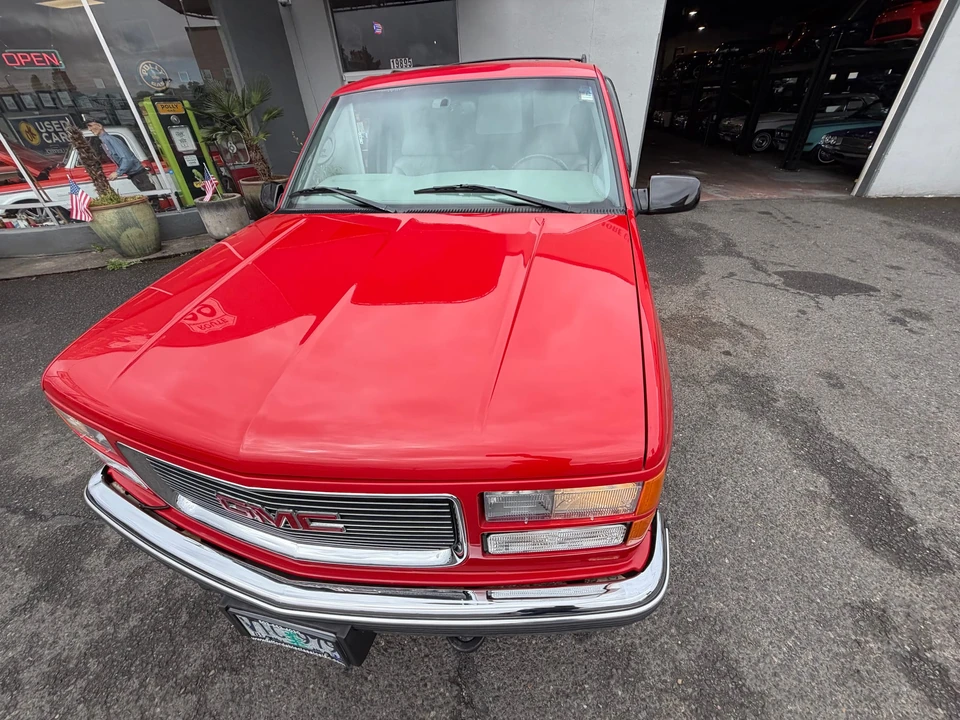 1997 GMC Suburban 8th Gen - Image 3 of 31