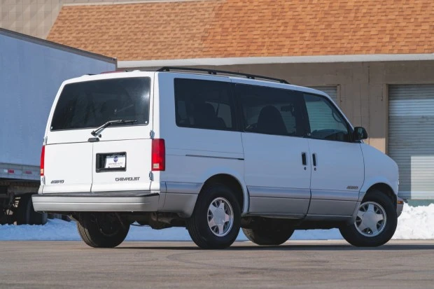 2000 Chevrolet Astro - Image 2 of 8