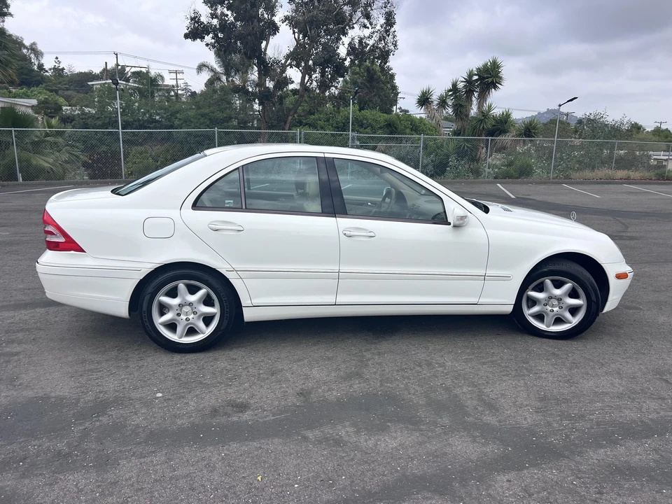 2002 Mercedes-Benz W203 C-Class - Image 2 of 31