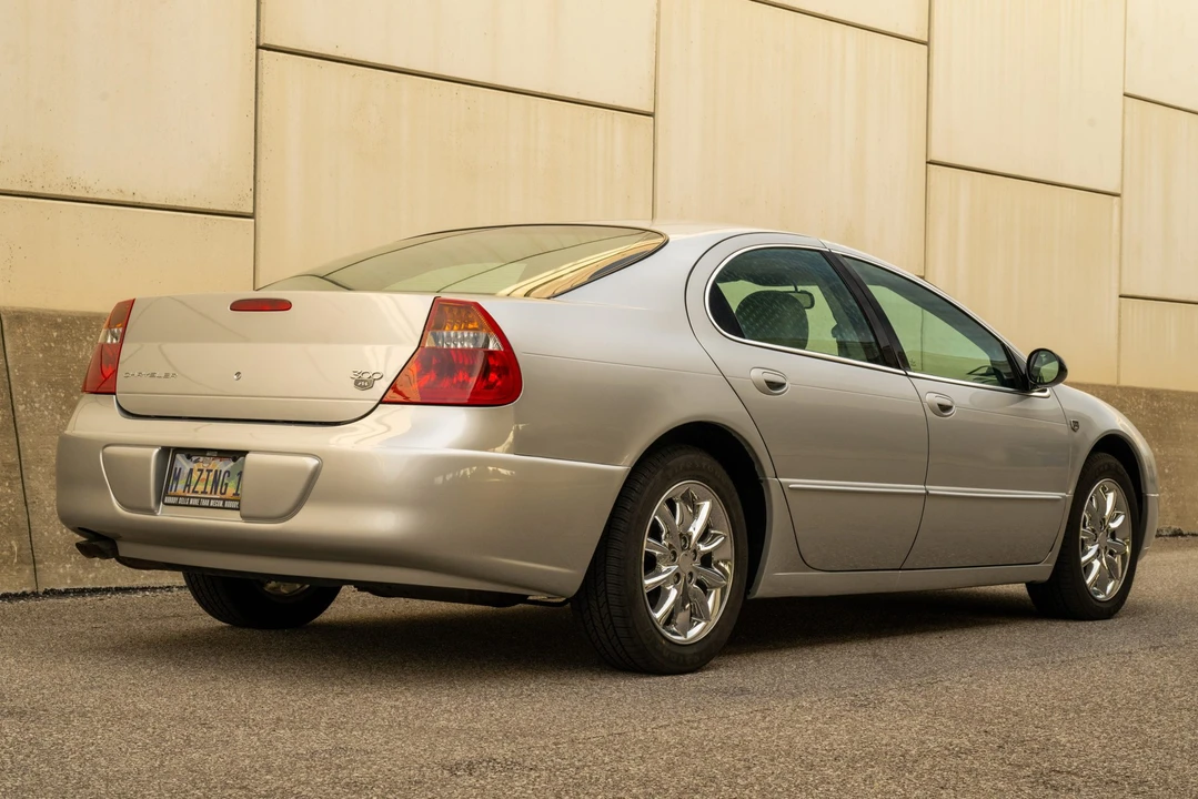 2004 Chrysler 300 - Image 12 of 31
