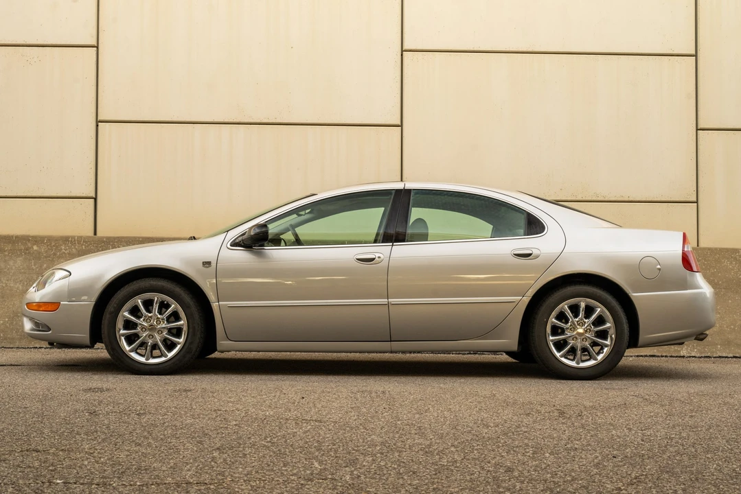 2004 Chrysler 300 - Image 7 of 31