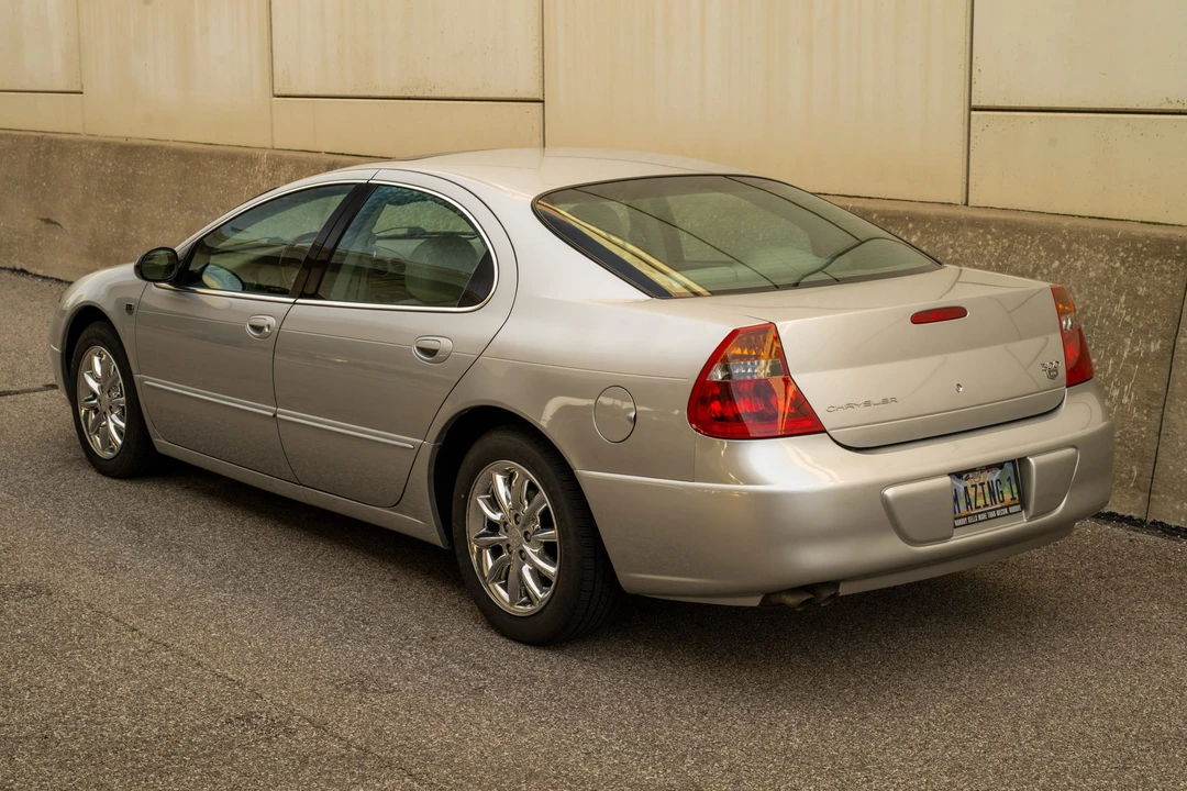2004 Chrysler 300 - Image 9 of 31
