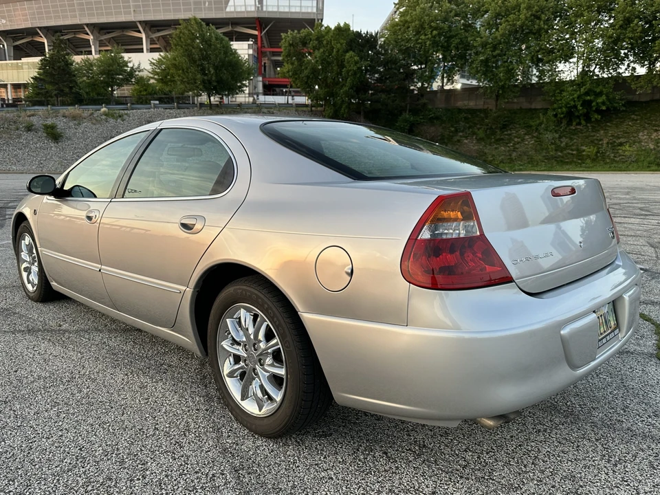 2004 Chrysler 300 - Image 20 of 31