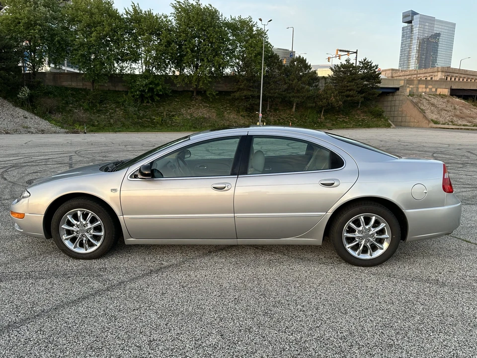 2004 Chrysler 300 - Image 19 of 31