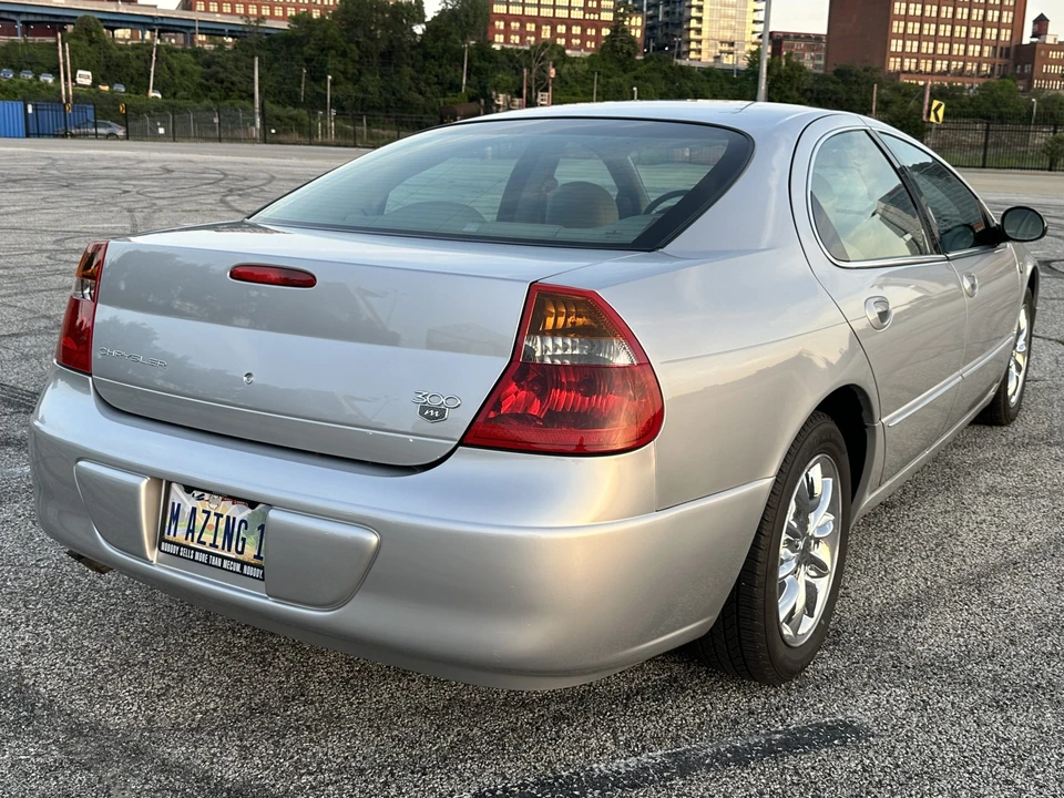2004 Chrysler 300 - Image 23 of 31