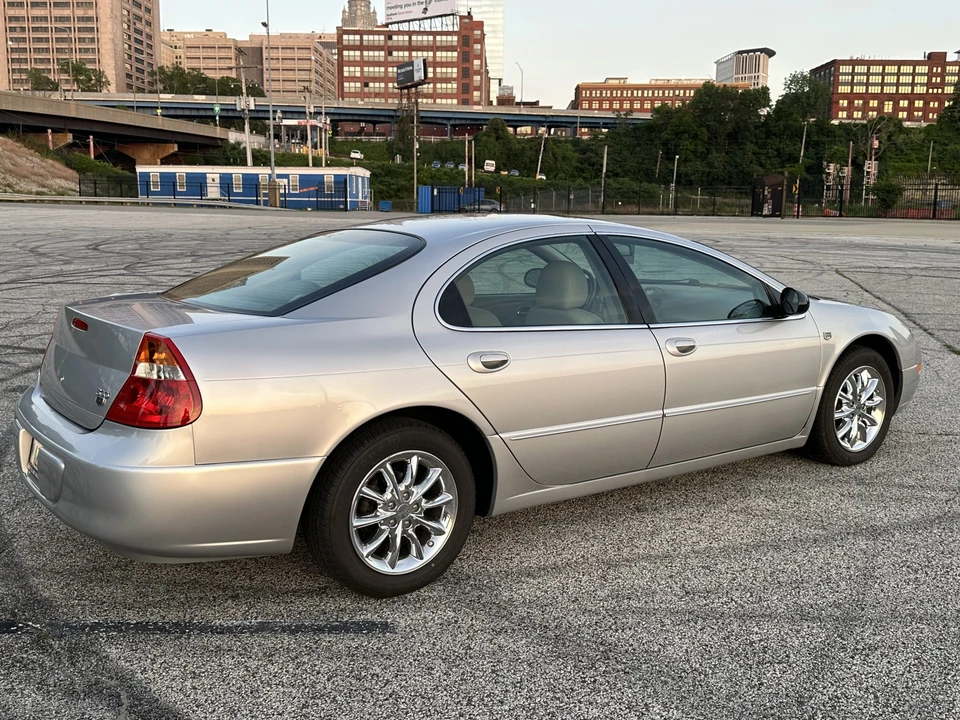 2004 Chrysler 300 - Image 25 of 31