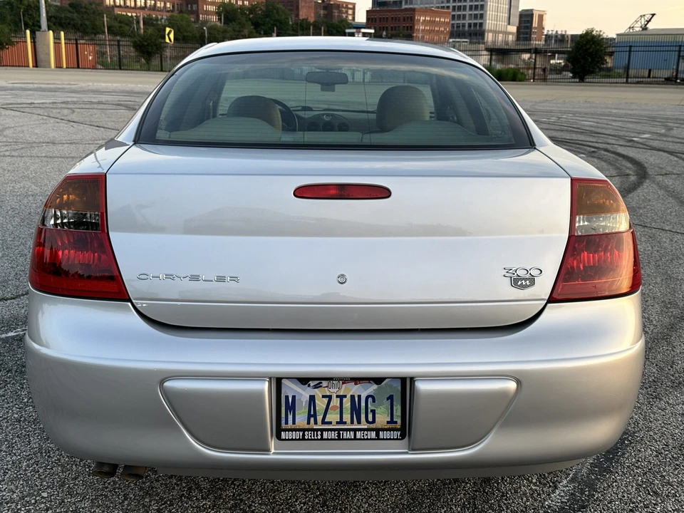 2004 Chrysler 300 - Image 22 of 31